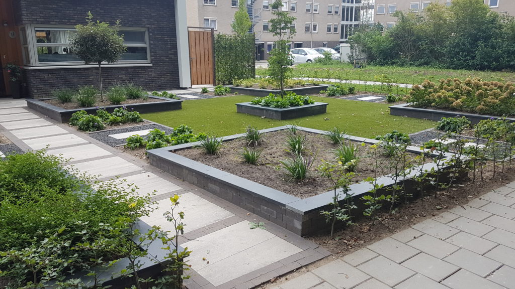 tuinbestrating inclusief plantenbakken