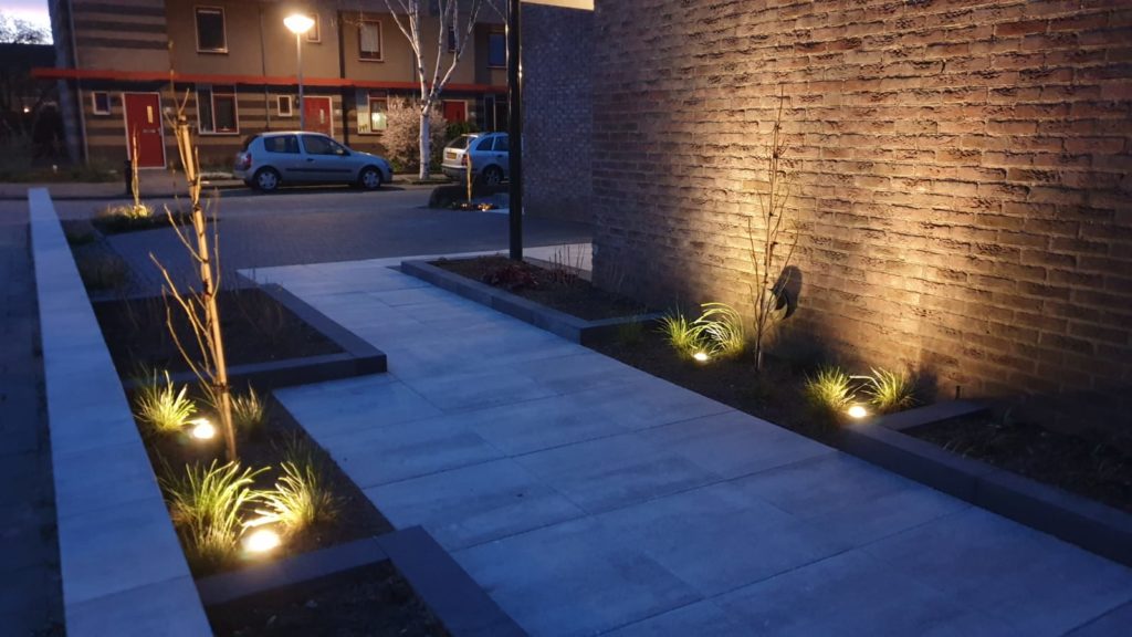 tuinpad in de avond
