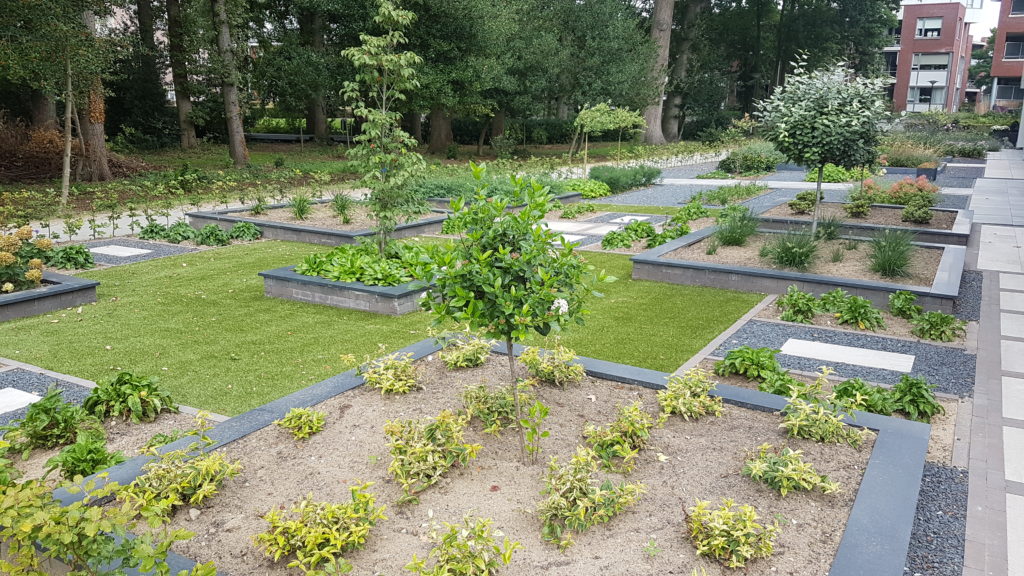 bloembakken en gras