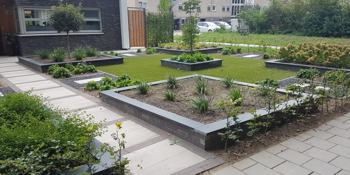 tuinbestrating inclusief plantenbakken