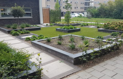 tuinbestrating inclusief plantenbakken